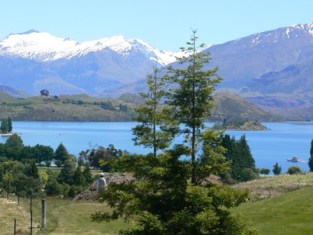 Lake Wanaka from Wanaka golf course Lake Wanaka from Wanaka golf course